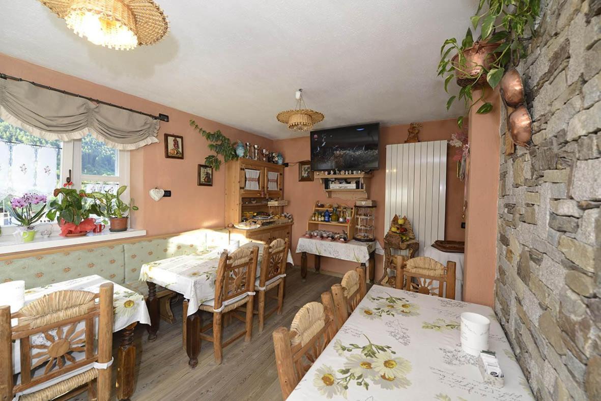 Garni La Genziana Bed and Breakfast Temù Εξωτερικό φωτογραφία